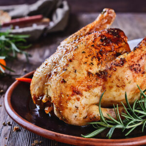 Poulet fermier rôti (pièces de 1,8 à 2kg) avec crouton, ail, jus de poulet maison