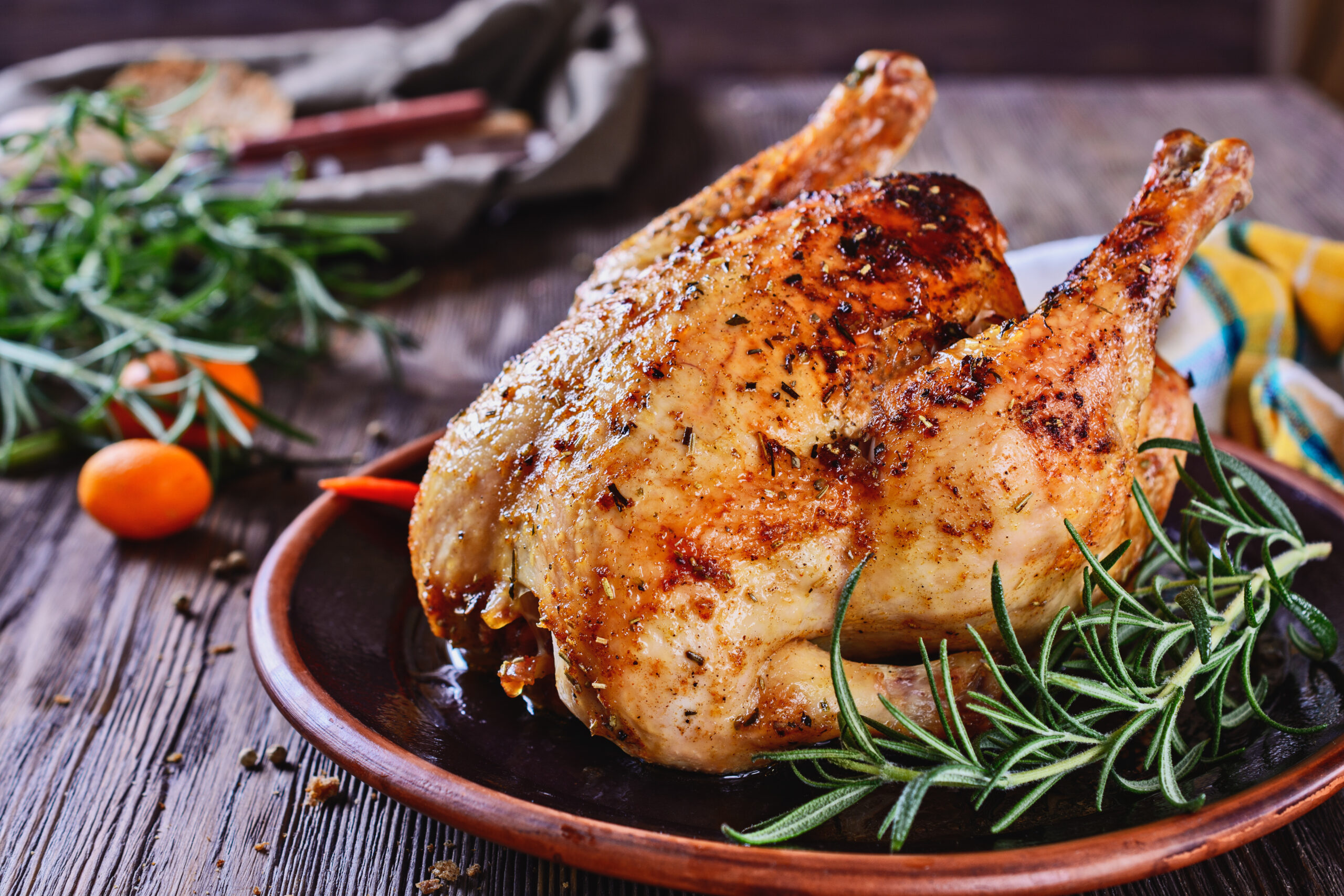 Poulet fermier rôti (pièces de 1,8 à 2kg) avec crouton, ail, jus de poulet maison